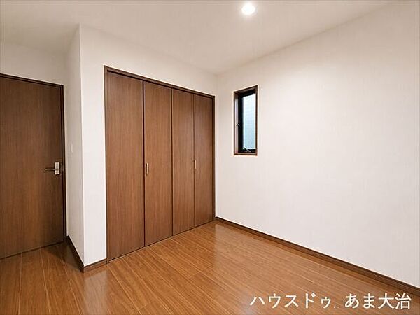 両開き収納は足元にショーケース等を配置して、収納力を高める事ができそうですね。　※居住中につき、室内写真は一部画像加工を行っております。