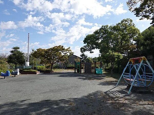 山伏公園　　キンモクセイの香りが秋を感じさせてくれる紅葉も楽しめる公園。遊具もあり、広々としているのでピクニックも楽しめそうです。 350m