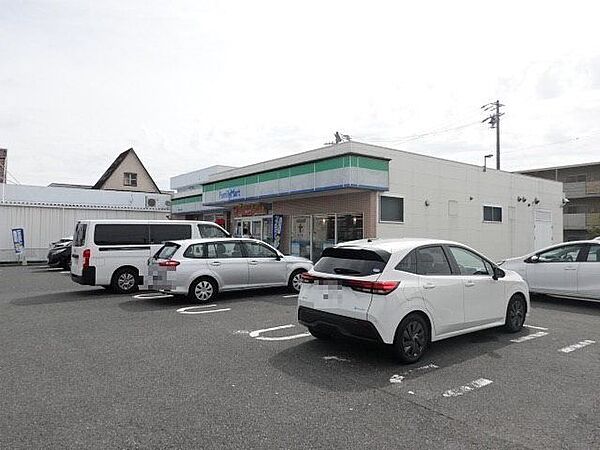 ファミリーマート甚目寺平島店　スローガンは「Fun＆Fresh」。驚きやワクワク感を与えるべく、商品改革に取り組んでいる。 400m