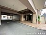 エントランス：雨に濡れることな車からマンション内へと乗り降りができるのは助かりますね。