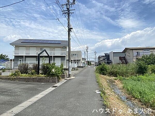 幅員約4.5mの前面道路です。車1台とベビーカーですれ違っても余裕のある道幅は安心ですね。