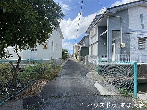 幅員約4mの前面道路です。車1台が余裕を持って通れる道幅です。車はスピードを控えるので事故率の軽減や歩行者も安心して通行できます。