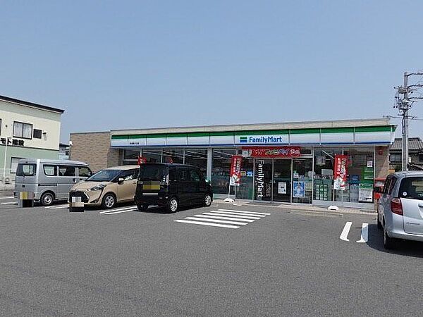 ファミリーマート新居屋大日店　カフェフラッペやフライドチキンが美味しいです。スローガンは「Fun＆Fresh」。驚きやワクワク感を与えるべく、商品改革に取り組んでいる。 1000m