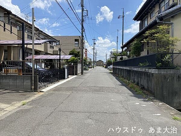 幅員約5.8mの前面道路です。道路幅にゆとりがあるので、車種を選びません。大きめの車を乗りたい方にもオススメです。
