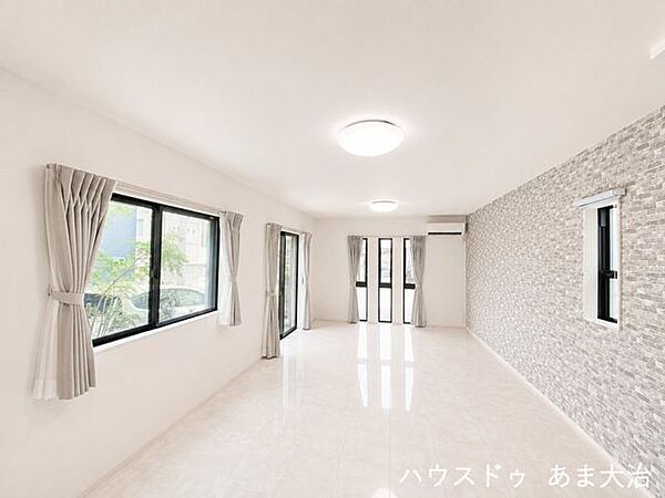 三面採光で明るさと風の通りを期待でき、心地のいい空間。自然と家族が集う空間となりそうですね。※居住中につき一部画像の加工を行っております