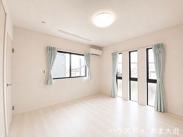 大型のWICもあり、ご夫婦兼用でご利用いただいてもゆとりのある造りです。※居住中につき一部画像の加工を行っております