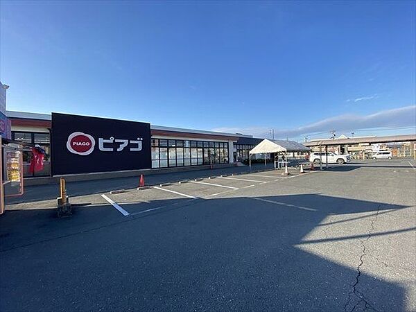ピアゴ大治店　営業時間10：00～21：00　駐車場：270台。野菜 肉 魚が新鮮で安心出来ます。軽食・ラーメン屋さんが入っています。イートインスペースもあります。 1300m