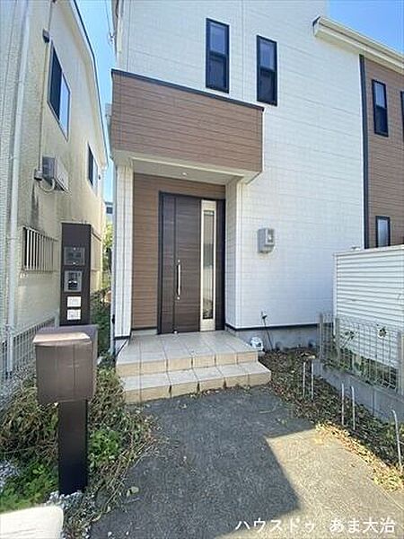 玄関ドアは親子扉です。大きな荷物の出し入れに便利ですね。照明センサー付きの玄関ポーチは暗い時間帯の帰宅も安心です。