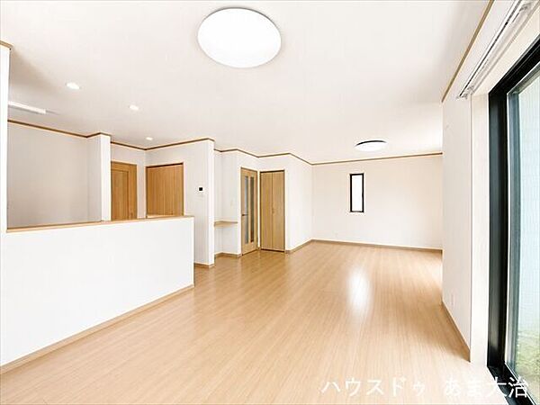 21帖のLDKは窓から明るい光の入る居心地のいい空間。風の通りも期待できます。フロアコーティング施工済みでお掃除もラクラクです。※画像を加工しています。