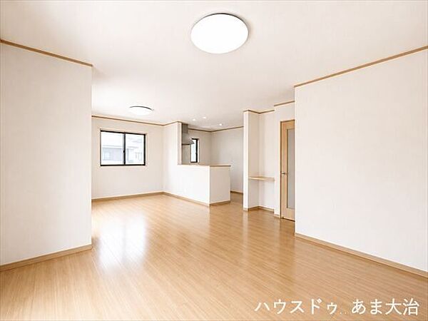 対面キッチンは会話をしながら食事の準備ができて安心ですね。カウンターから配膳も楽々。家族のコミュニケーションもとりやすいですね。※画像を加工しています。