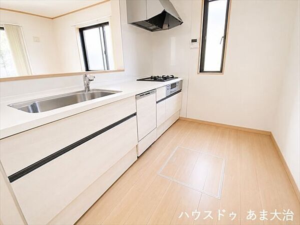 スライド式の収納は大きなお鍋も収納可能。食洗器付きのキッチンで家事の時短にも嬉しいですね。※画像を加工しています。