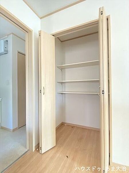 キッチン横にあるパントリーはストック品の収納に便利です。両開きの扉があることでスッキリ収納できますね。