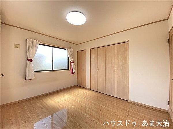 2階フロアは全部で4部屋。家族それぞれのプライベートスペースもしっかり確保。各居室には収納があります。こちらのお部屋には2ヵ所あることで用途に合わせた収納が可能です。※画像を加工しています。