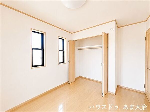 両開き収納は物の出し入れもやすく、すっきりとした室内を保てそうですね◎※画像を加工しています。