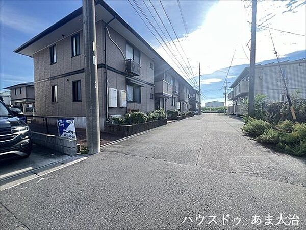 幅員約5.9mの前面道路です。車が余裕を持ってすれ違うことが出来る道幅です。車の出し入れも余裕を持って行うことが出来ます。