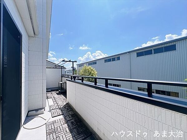南面バルコニーです。日当たりもよく、2部屋から出入りが可能で、使い勝手もよさそうですね。