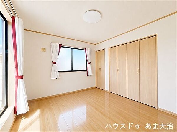 7帖:2階居室で一番広い7帖のお部屋は主寝室として活用できます。2面の窓からたっぷり日差しが入るので、お部屋が明るいです。※画像を加工しています。