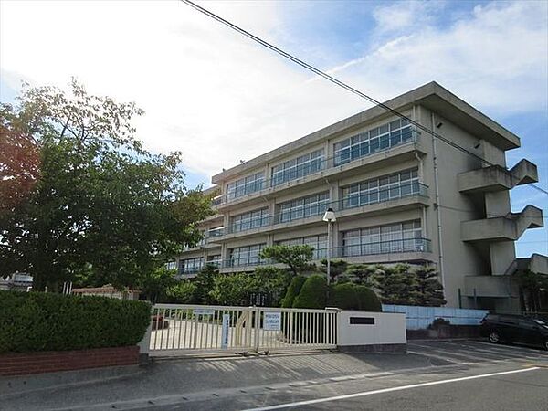 大治西小学校学校行事の様子などをHPにきめ細かく掲載し、子供たちの様子を公開。配布文書も一覧で公開しており、お子さんが忘れても安心です。 190m