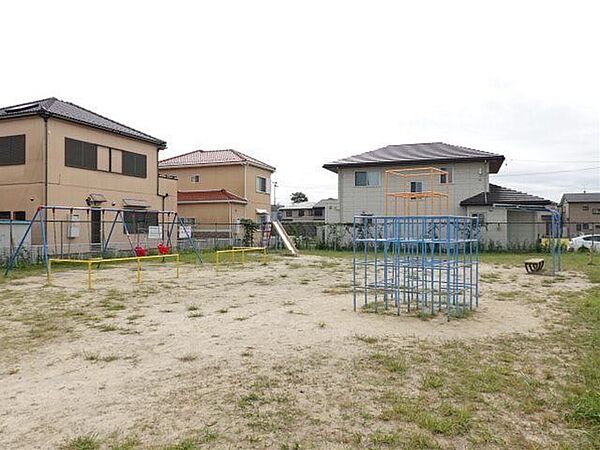 西條諏訪ちびっこ広場　ブランコ、滑り台、ジャングルジムが揃った公園。ゆったりと座っていただける椅子もあり、近隣の方の集いの場として人気です。 460m