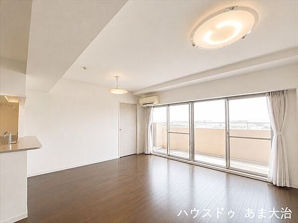 南面に大きな窓からは、一日を通して安定した自然光を取り込めます◎冬場は太陽熱で室内を暖かく保つことができそうですね。※居住中につき一部画像の加工を行っております