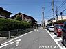 外観：南側の前面道路です。車2台がすれ違える幅となっていて、大型車が止まっていても車の行き来が可能です。