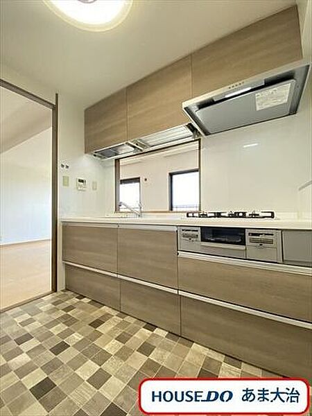 細部まで快適さにこだわってリノベーションされた2LDKの住まいです。明るく上質で洗練された室内は毎日の暮らしを彩ります。