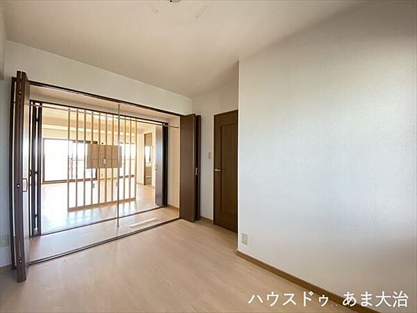 北東洋室:間にあるクローゼットを介してリビングとつながりが感じられる洋室です。南北の窓をあけると気持ちのいい風が通ります。