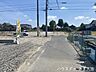 外観：南側前面道路です。車がすれ違うには厳しい道幅ですが、車はスピードを抑えて走行するので、お子様にも安全な道幅となっています。