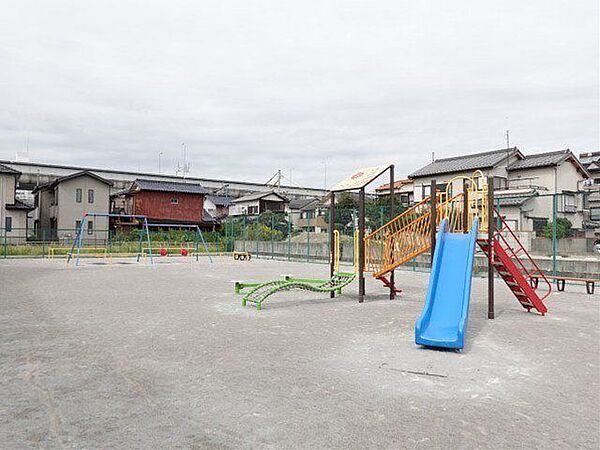 西條高場ちびっこ広場　新しく設置されて遊具はアスレチック遊具で、体全身を使ってめいっぱい楽しく遊べる公園です。 460m