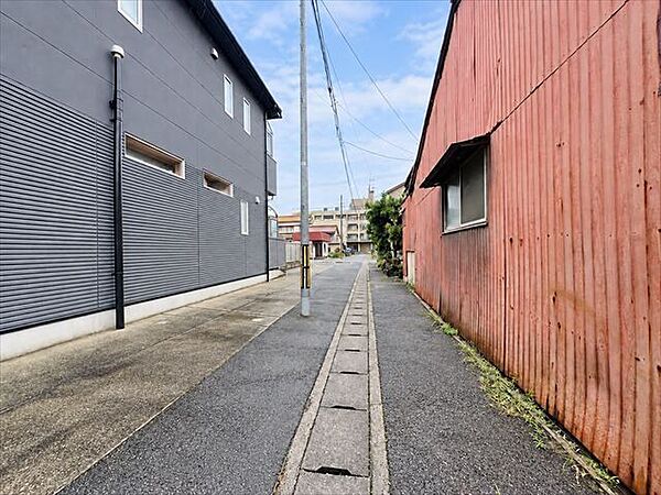 幅員約2.6mの前面道路です。セットバックが必要な道路となります。大型車が入ってこれないので、騒音などの心配はありません。