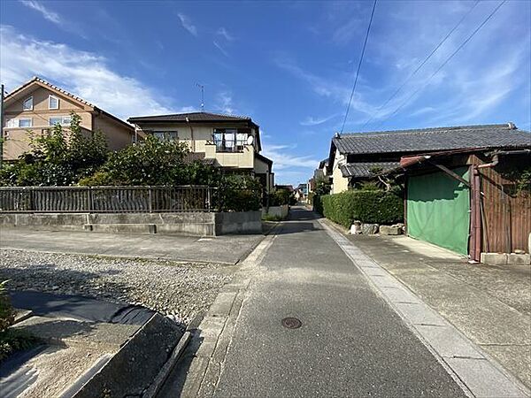 普通車が1台通れる幅となります。大型車の通行が少ないので、振動や騒音が抑えられます。