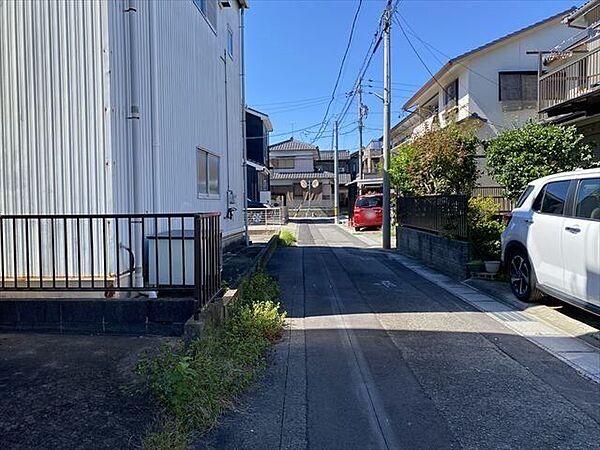 幅員約3.9mの南側前面道路です。普通車が1台通れる幅となります。大型車の通行が少ないので、振動や騒音が抑えられます。