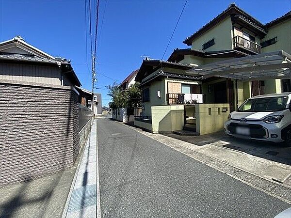 幅員約3.3mの前面道路です。セットバックが必要となりますが、緊急車両なども入ってこれるようになるので災害時にも安心ですね。