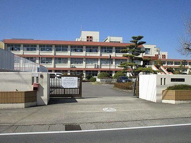 小牧市立味岡小学校 970m