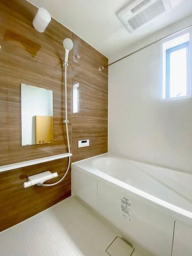 浴室に窓があり外の空気を感じながらの入浴はとても気持ちよさそうですね♪換気もできカビを防ぐことができます。