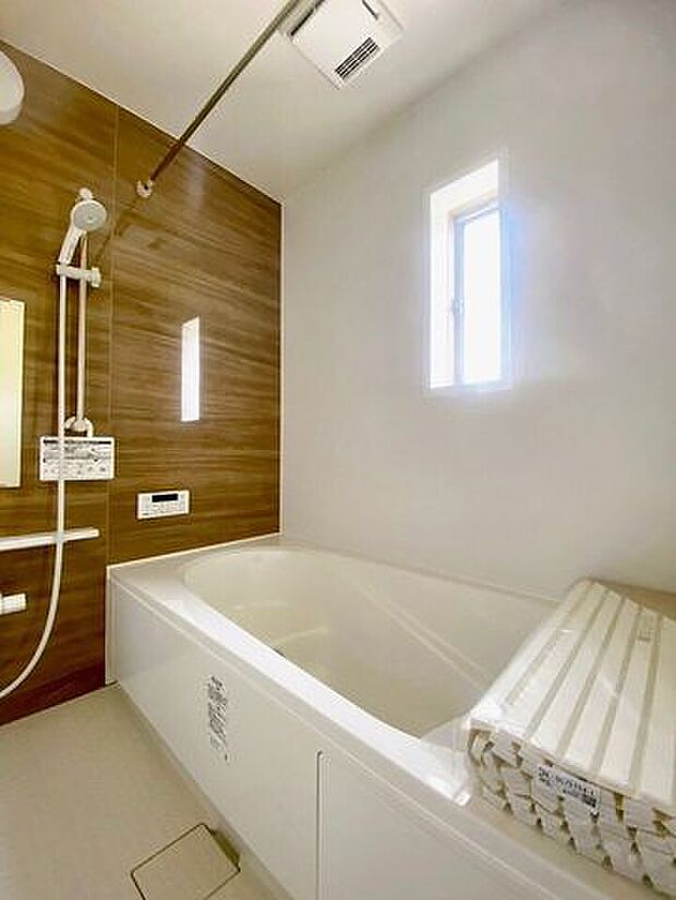 朝昼の入浴時は照明なしでも明るく開放的な空間に♪換気も簡単でカビ防止にもなります♪