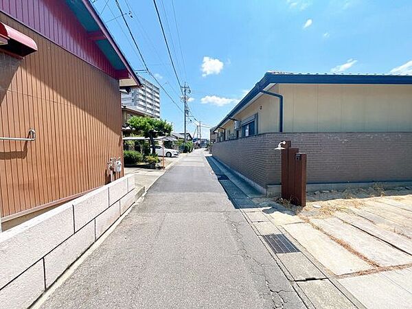 【前面道路】大型車の通行が少なく、静かで落ち着いた環境が魅力です♪小さなお子さんがいるご家庭でも安心して暮らせます！車がスピードを出しにくく、交通事故のリスクも低減される安全な住環境です！