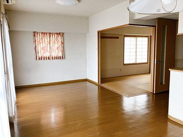 【LDK16.9帖】室内の温度調整がしやすく、光熱費の節約につながります♪また大きな窓から光が差し込む明るいリビングは、日中は電気をつけずとも過ごすことができ、電気代の節約にもなります♪