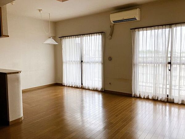 【見通しの良いリビング】広々としたリビングはどこにいてもお部屋全体が見渡しやすく、ぱっと見て室内の様子が把握しやすいです♪そのため小さなお子様がいるご家庭や、ペットを飼われていても安心です！