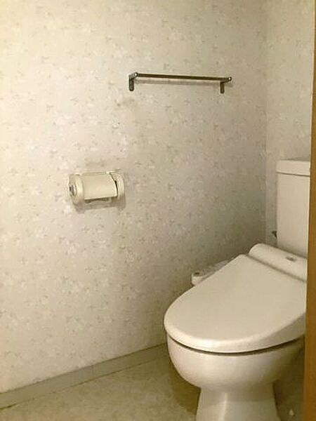 【温水洗浄器付きトイレ 】温水洗浄器付きのトイレは、便座を暖かく保てるため、冬場でも座ったときにヒヤッとせず快適に使用できます！ペーパーの使用量の削減にもなるため経済面でもメリットがあります♪