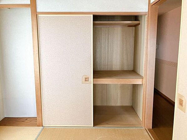 【押入】奥行きと幅のある押し入れは、布団や季節物の衣類、大型の道具までしっかり収納できる頼もしいスペース♪和室ならではの落ち着いた雰囲気と調和し、すっきり片付いた心地よい空間を保てます♪