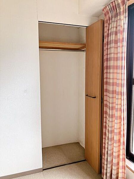【収納】扉付きのクローゼットは中身をしっかり隠せるため、生活感を抑えお部屋全体をすっきりと見せることができ、急な来客時にも安心です♪さらに棚付きの収納があることで、細かな物も整理できます！
