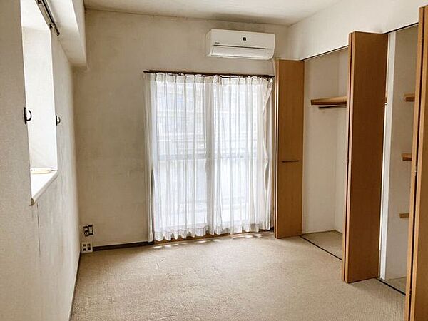 【洋室】コンパクトなデスクとチェアを置いて、自宅での作業や勉強のための集中スペースとしても活用できます！また家庭内であふれがちな季節物やストック品をまとめて収納するスペースにもできます！
