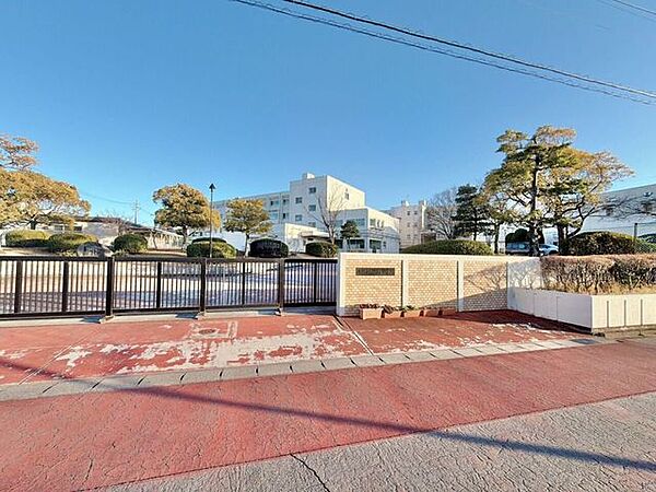 桃陵中学校【小牧市の公立中学校。隣に小学校があり、小中で連携しやすい環境です。周辺は住宅街で落ち着いた住環境が広がっています。HPでは行事やの様子を日々更新しており、活動が分かりやすい点も魅力です】…