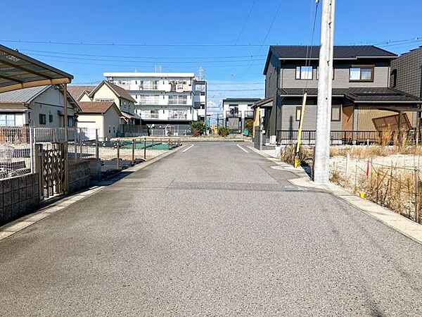 道路幅が広いことで、家の前が遮られることが少なく、日当たりが良くなり、家全体が明るい印象を受けます！