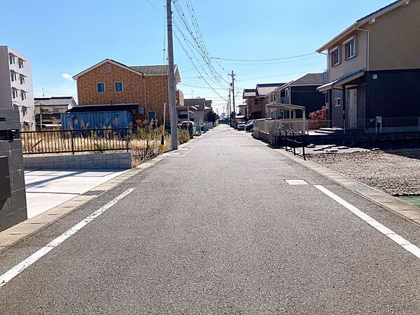 前面道路が広いため車が通行しやすく、すれ違いもスムーズに行えるため、日々の交通ストレスが軽減されます！