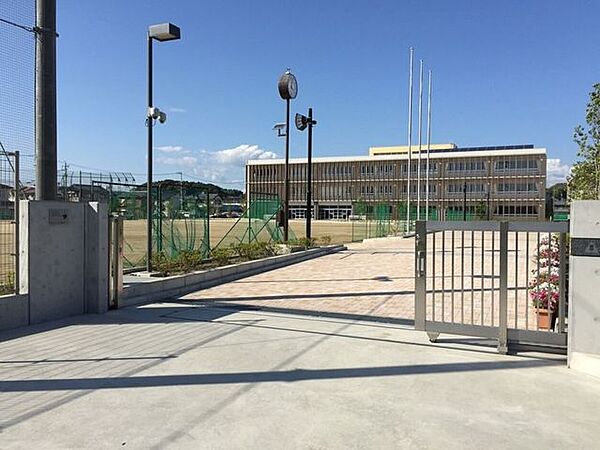 味岡中学校【小牧市の公立中学校で生徒数が比較的多く活気ある学校。隣に小学校があり小中で連携しやすい環境です。学校HPでは行事や学校生活の様子を日々更新しており、活動が分かりやすい点も魅力です】…