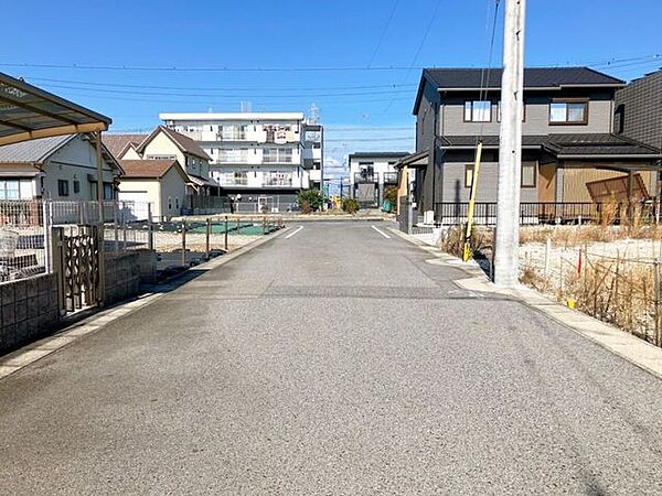 前面道路が広いため車が通行しやすく、すれ違いもスムーズに行えるため、日々の交通ストレスが軽減されます！