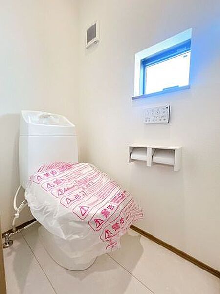 【温水洗浄器付きトイレ 】温水洗浄器付きのトイレは、便座を暖かく保てるため、冬場でも座ったときにヒヤッとせず快適に使用できます！ペーパーの使用量の削減にもなるため経済面でもメリットがあります♪