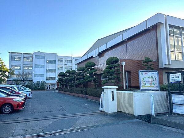 応時中学校【小牧市の公立中学校で比較的生徒数が多く活気ある学校。近隣に小学校や保育園があり子育て環境が整っています。イオンも近く日常の買い物に便利な立地で、生活利便性の高いエリアです。】 490m